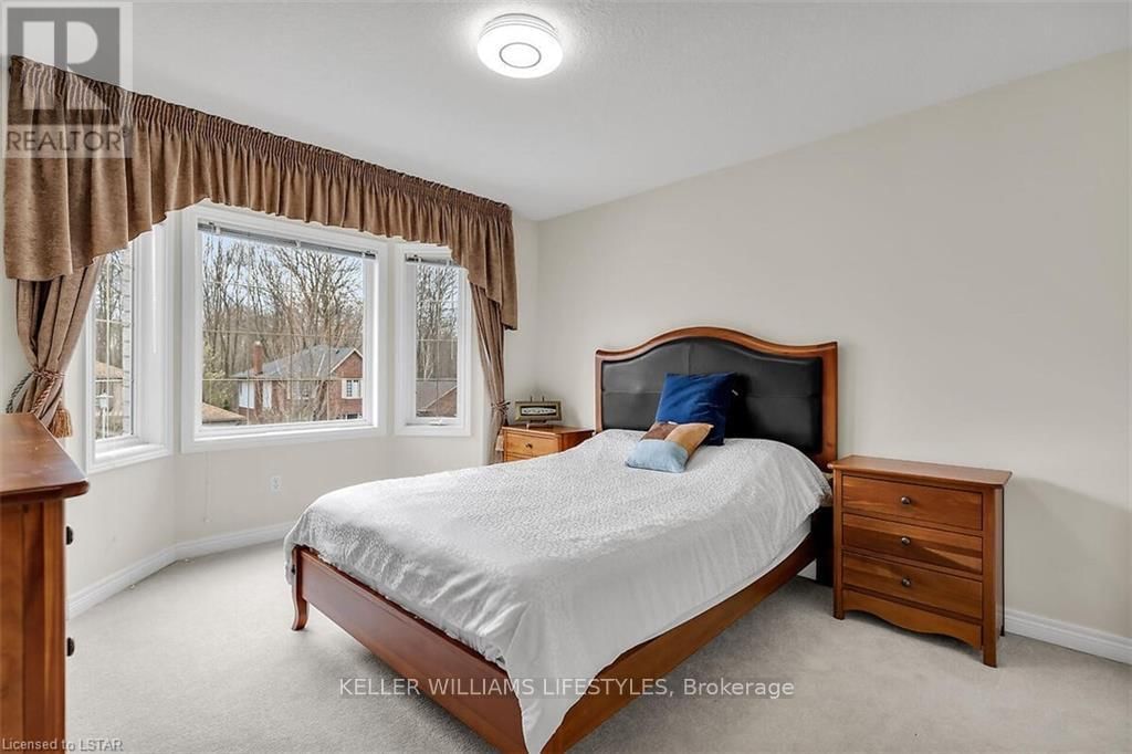 206 AMBLESIDE DRIVE Image 25