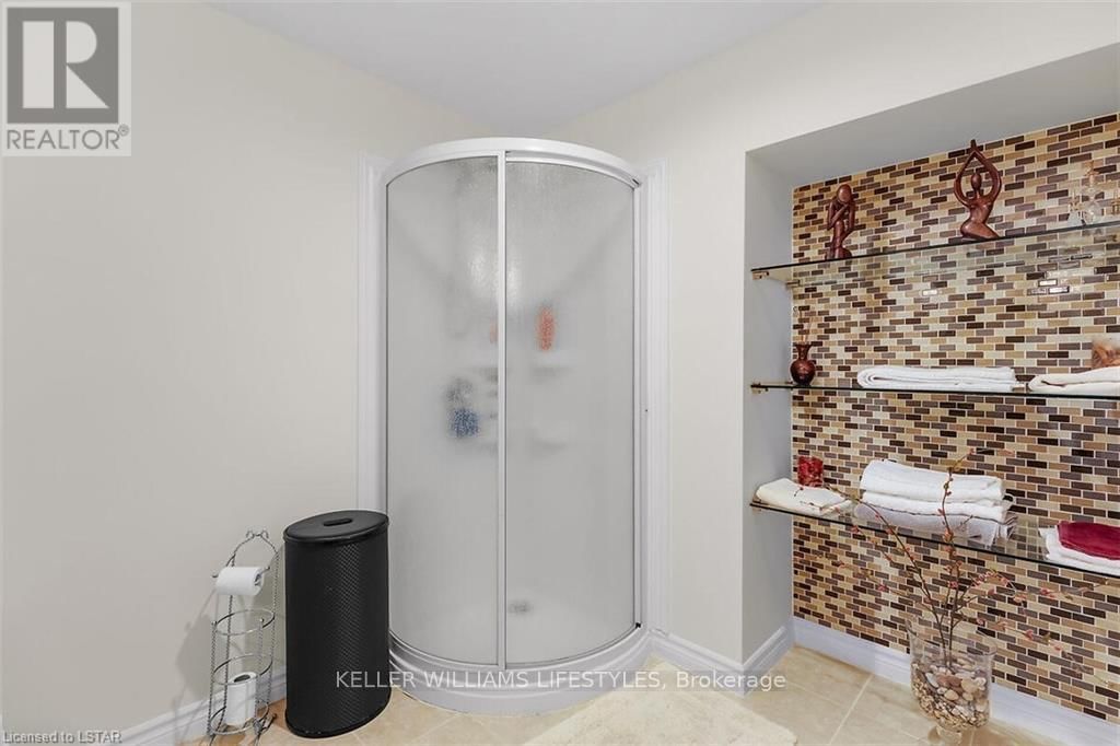 206 AMBLESIDE DRIVE Image 37