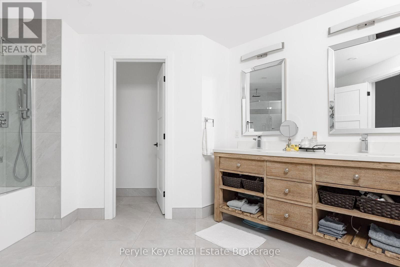 86 CLAREN CRESCENT Image 33