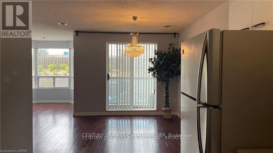 203 - 30 CHAPMAN COURT Image 11