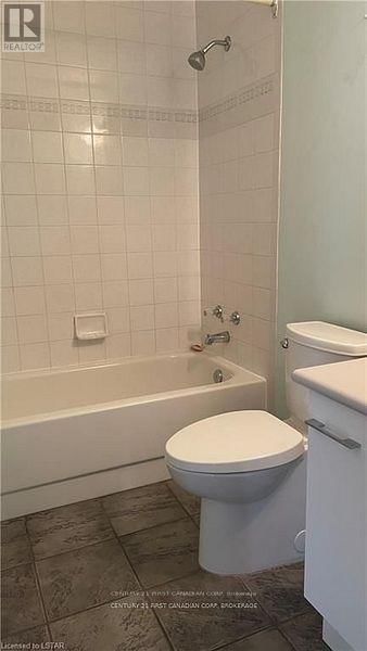 203 - 30 CHAPMAN COURT Image 13