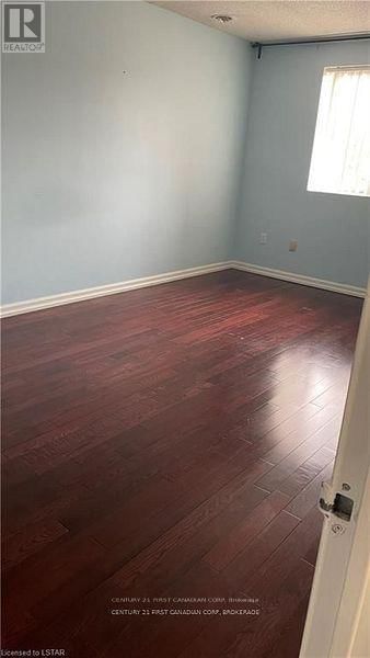 203 - 30 CHAPMAN COURT Image 16