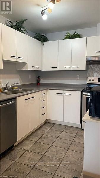 203 - 30 CHAPMAN COURT Image 4