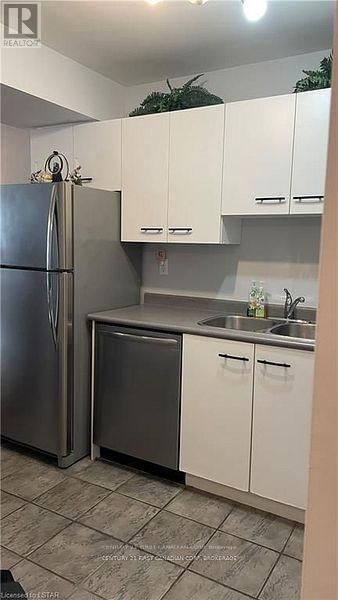 203 - 30 CHAPMAN COURT Image 5