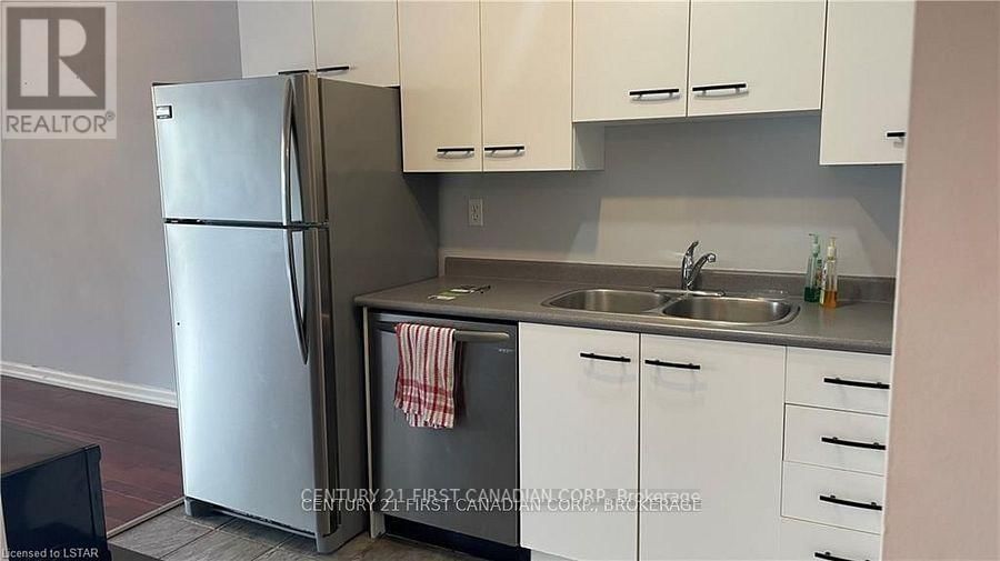 203 - 30 CHAPMAN COURT Image 6