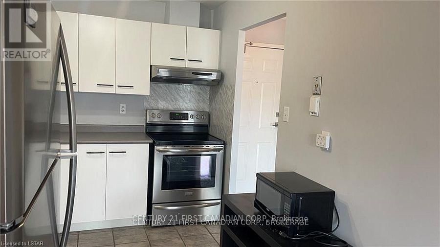 203 - 30 CHAPMAN COURT Image 7