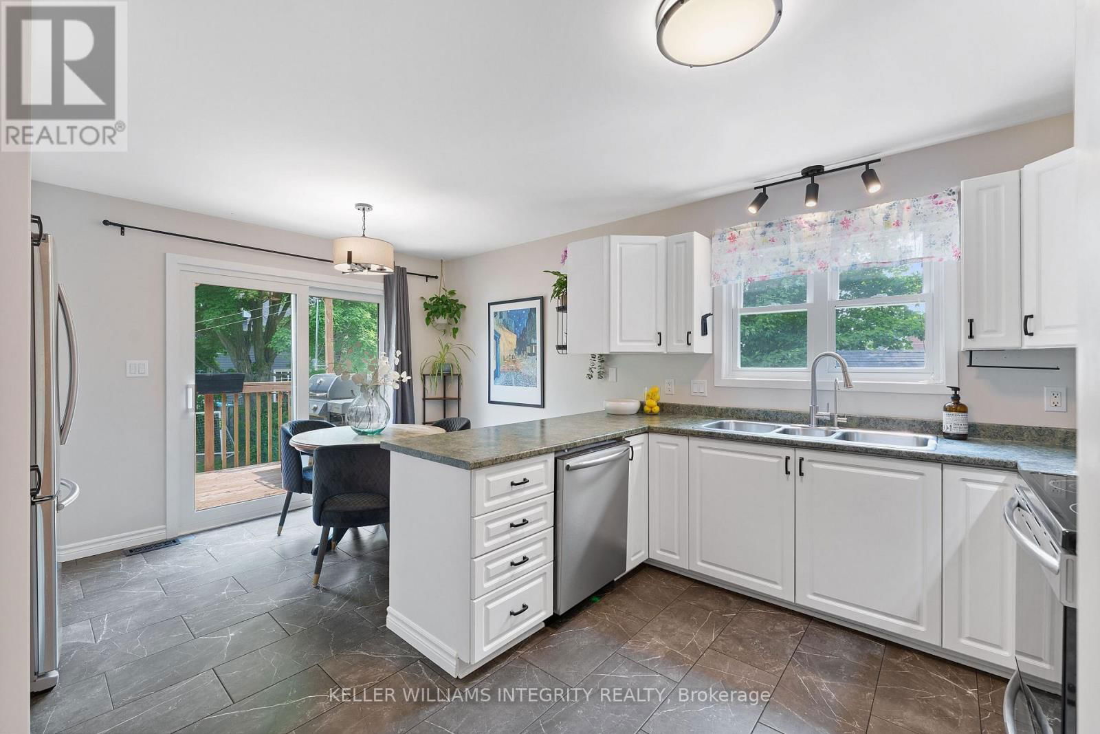 165 MAUDE STREET Image 6