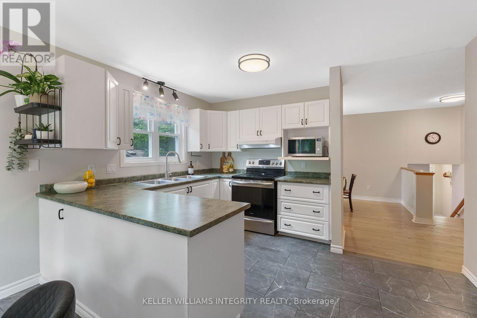 165 MAUDE STREET Image 9