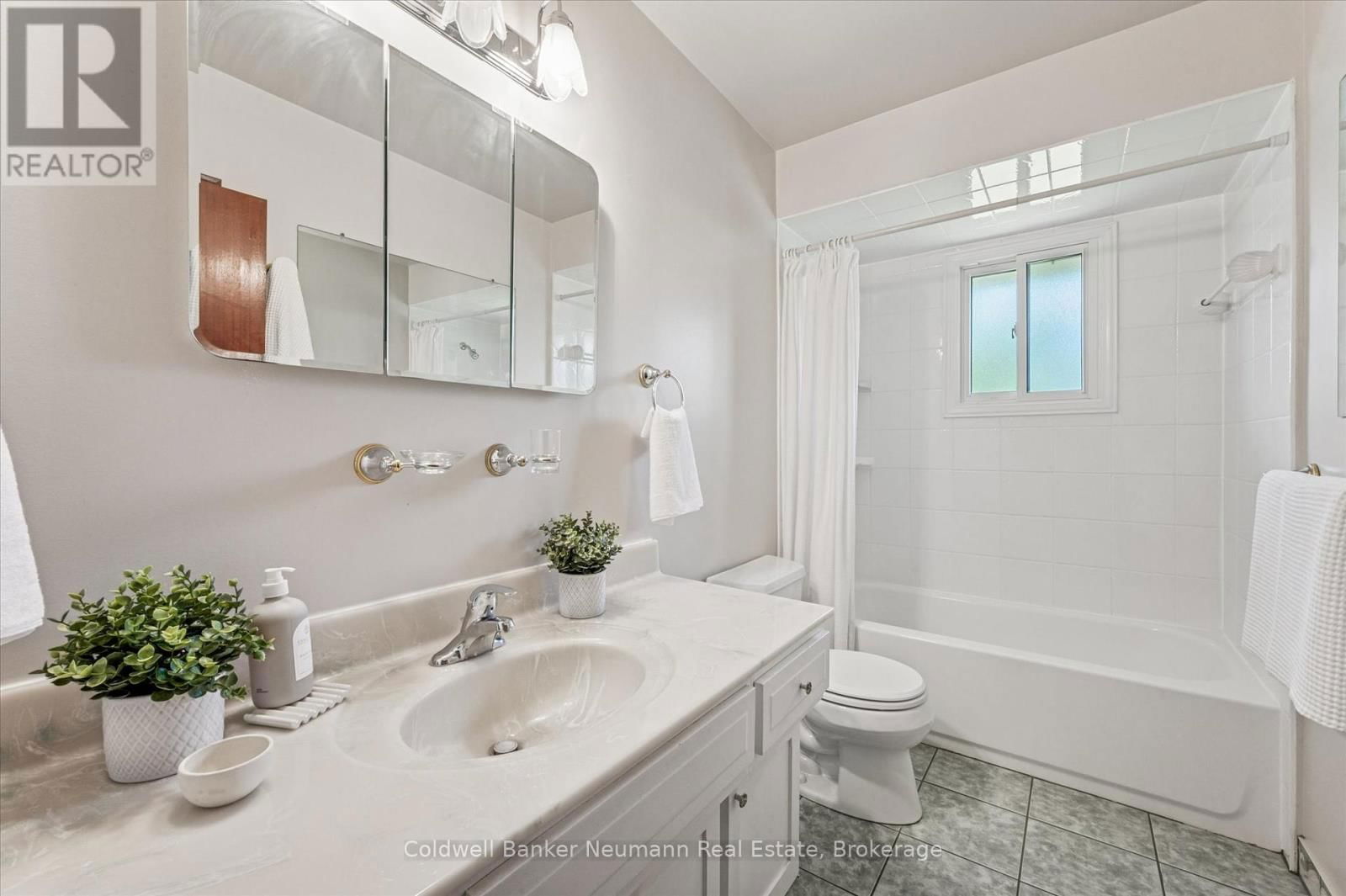 29 OAK STREET Image 15
