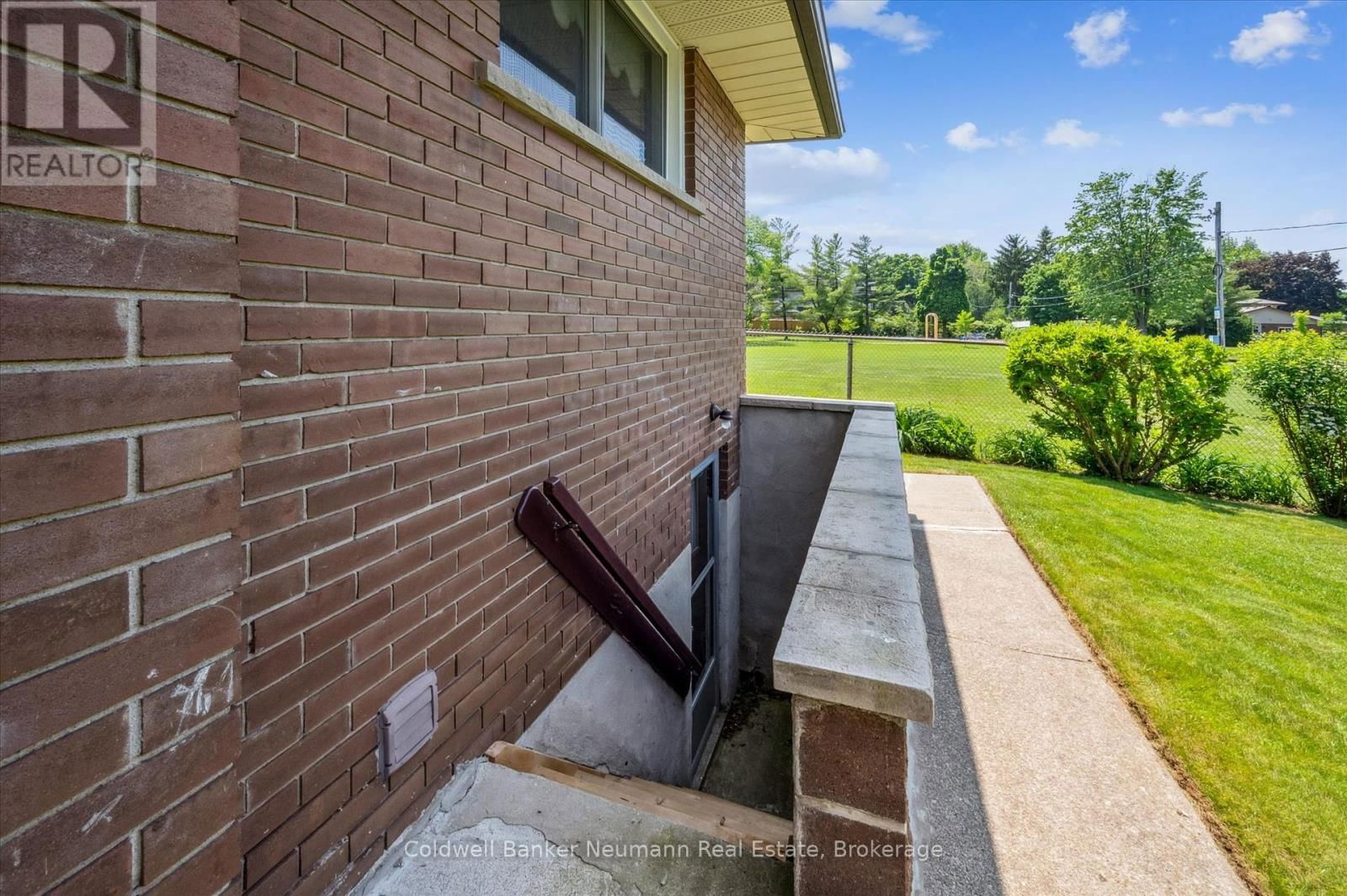 29 OAK STREET Image 23