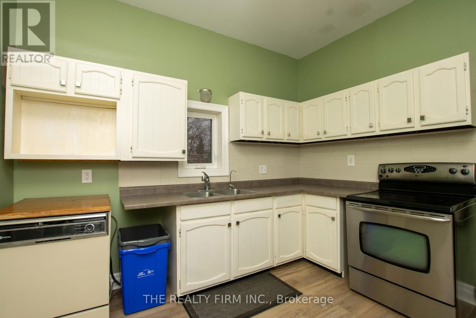 666 LORNE AVENUE Image 26