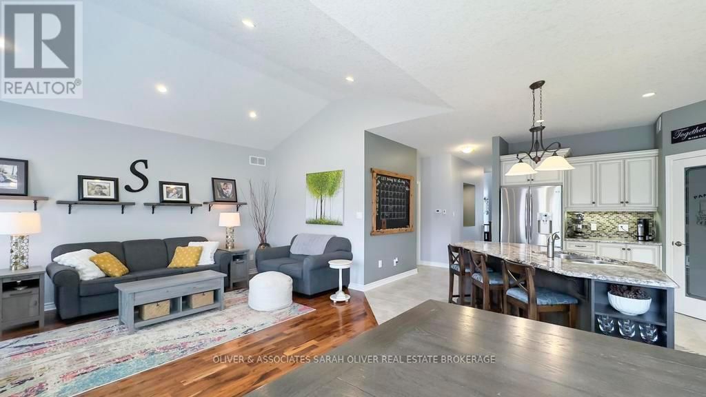 3194 PINCOMBE DRIVE Image 10