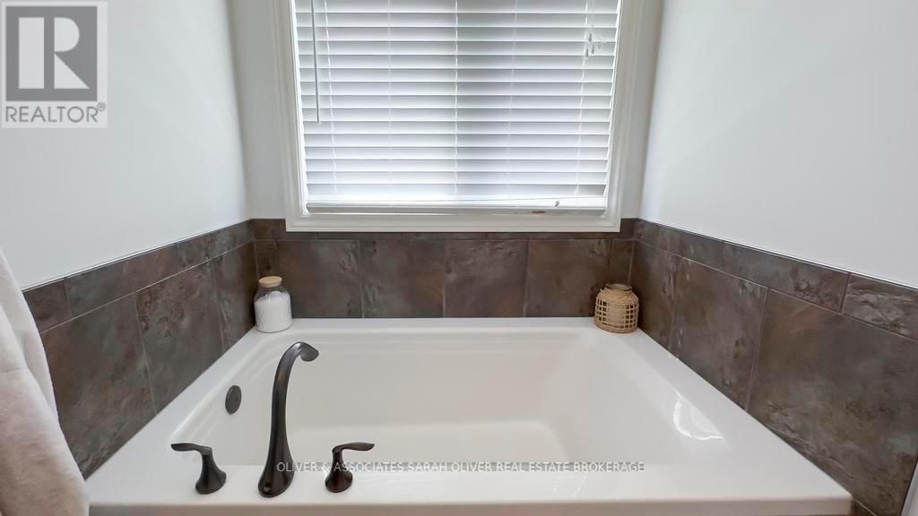 3194 PINCOMBE DRIVE Image 23