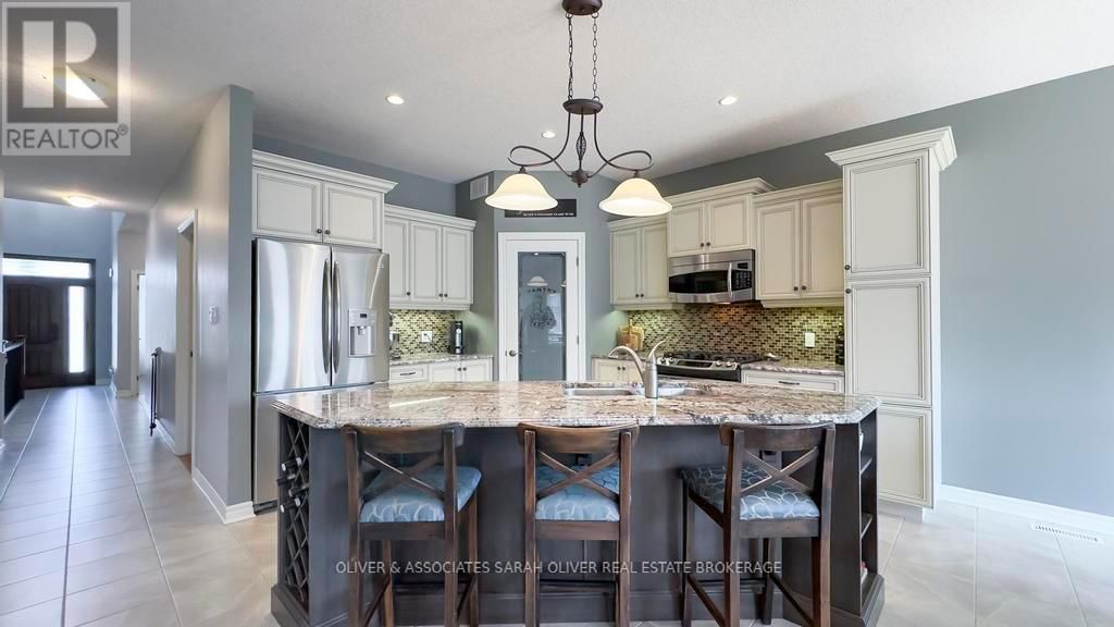 3194 PINCOMBE DRIVE Image 6