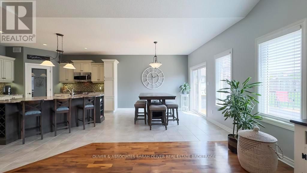 3194 PINCOMBE DRIVE Image 8