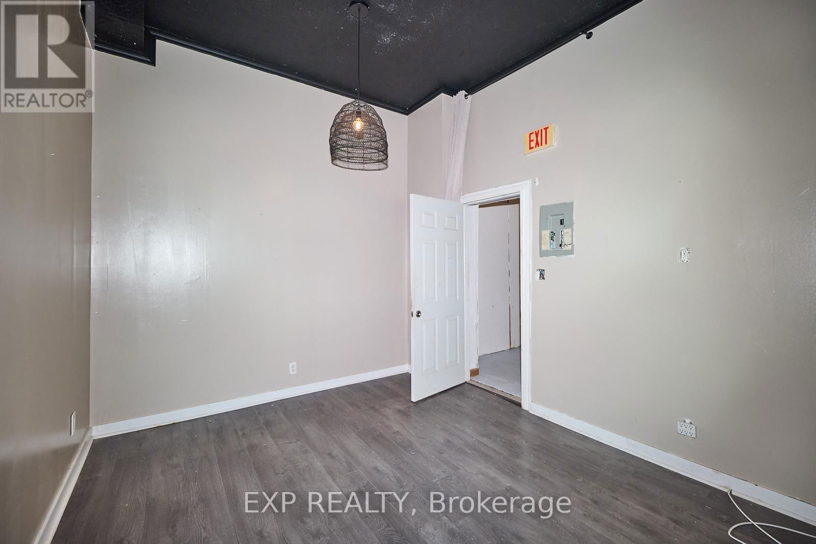 4660 QUEEN STREET Image 9