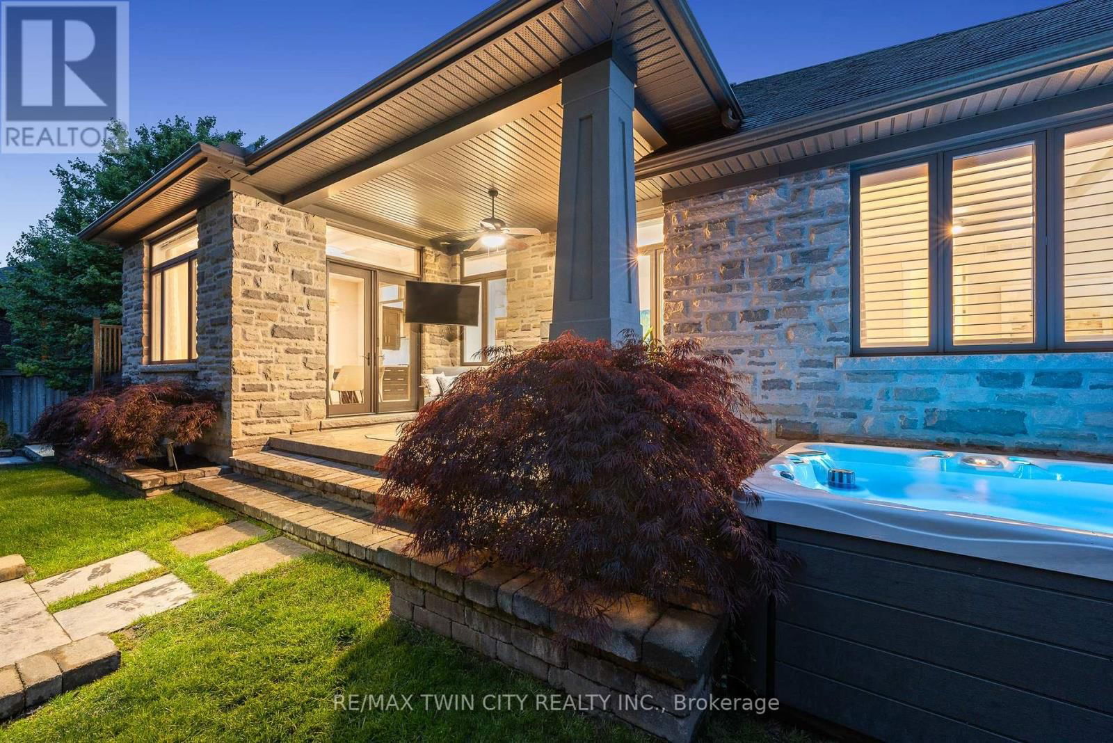 303 TERRACE WOOD CRESCENT Image 37