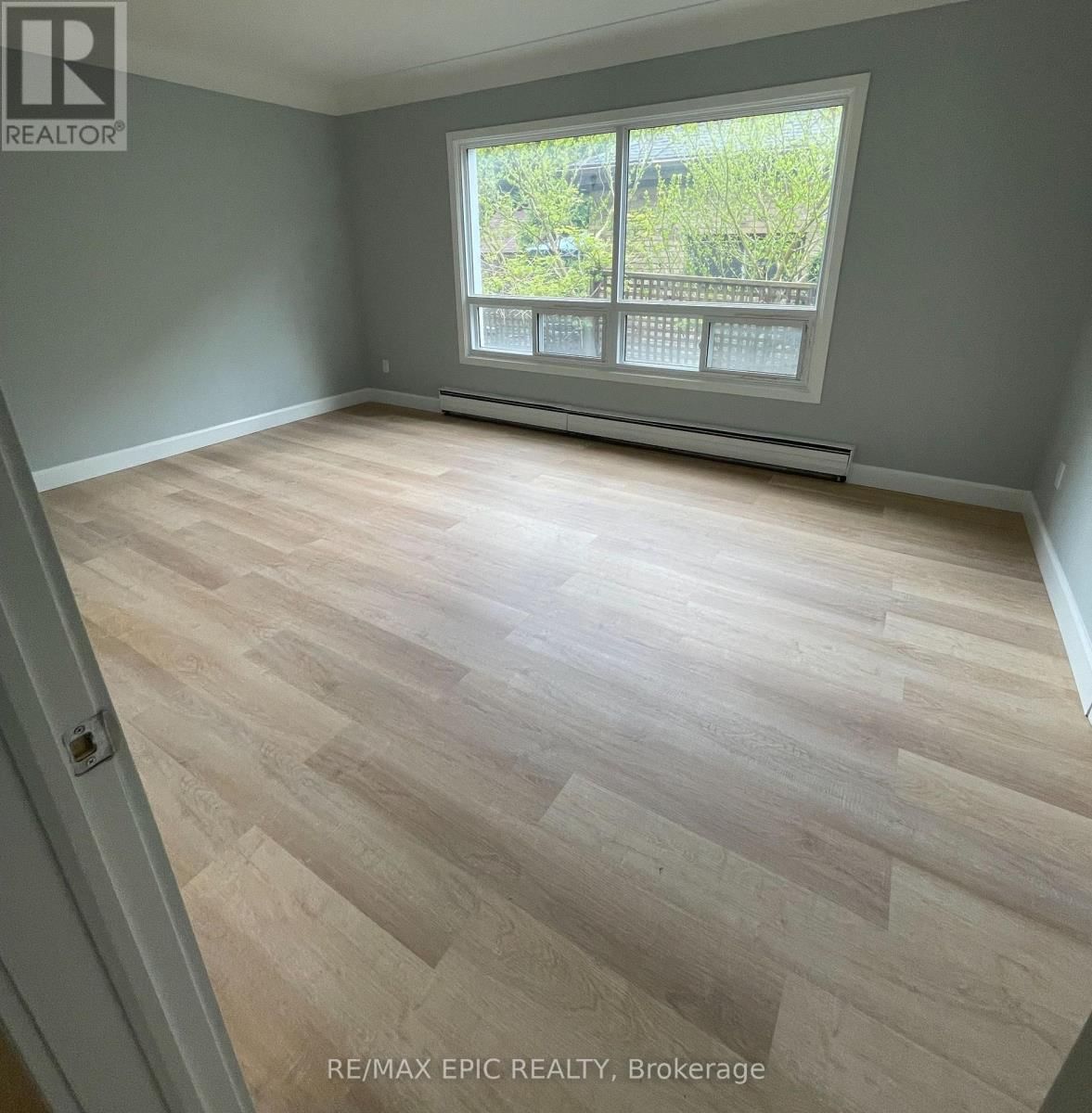 4 - 569 DUFFERIN AVENUE Image 4