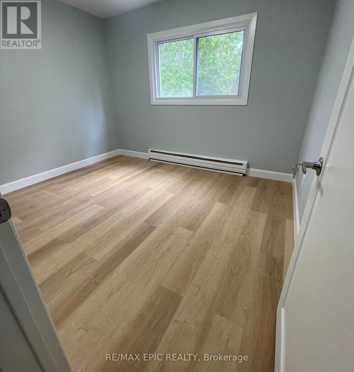 4 - 569 DUFFERIN AVENUE Image 5