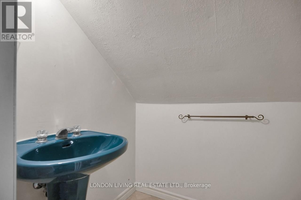 166 SPRINGBANK DRIVE Image 18