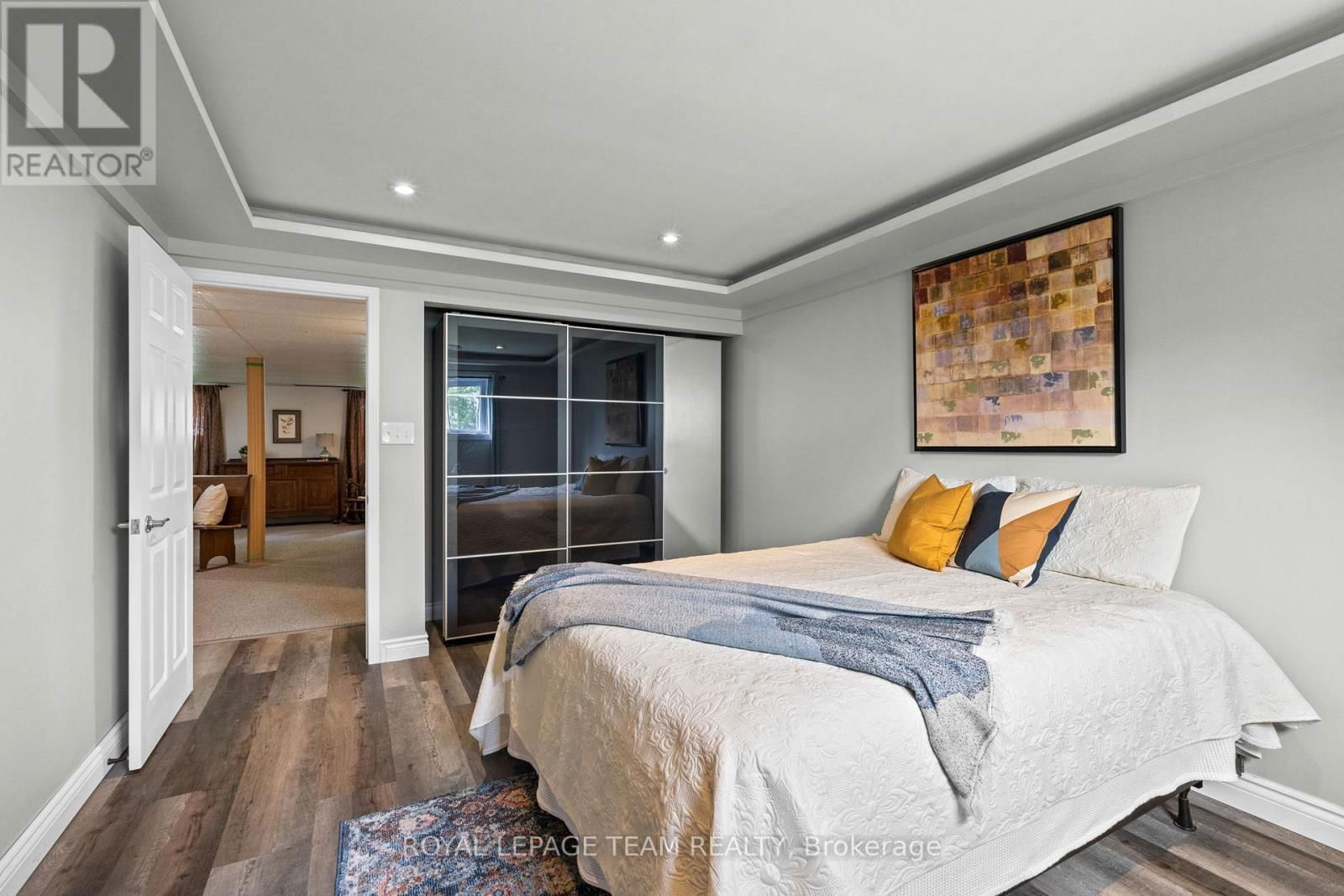 105 CAMPBELL STREET Image 32
