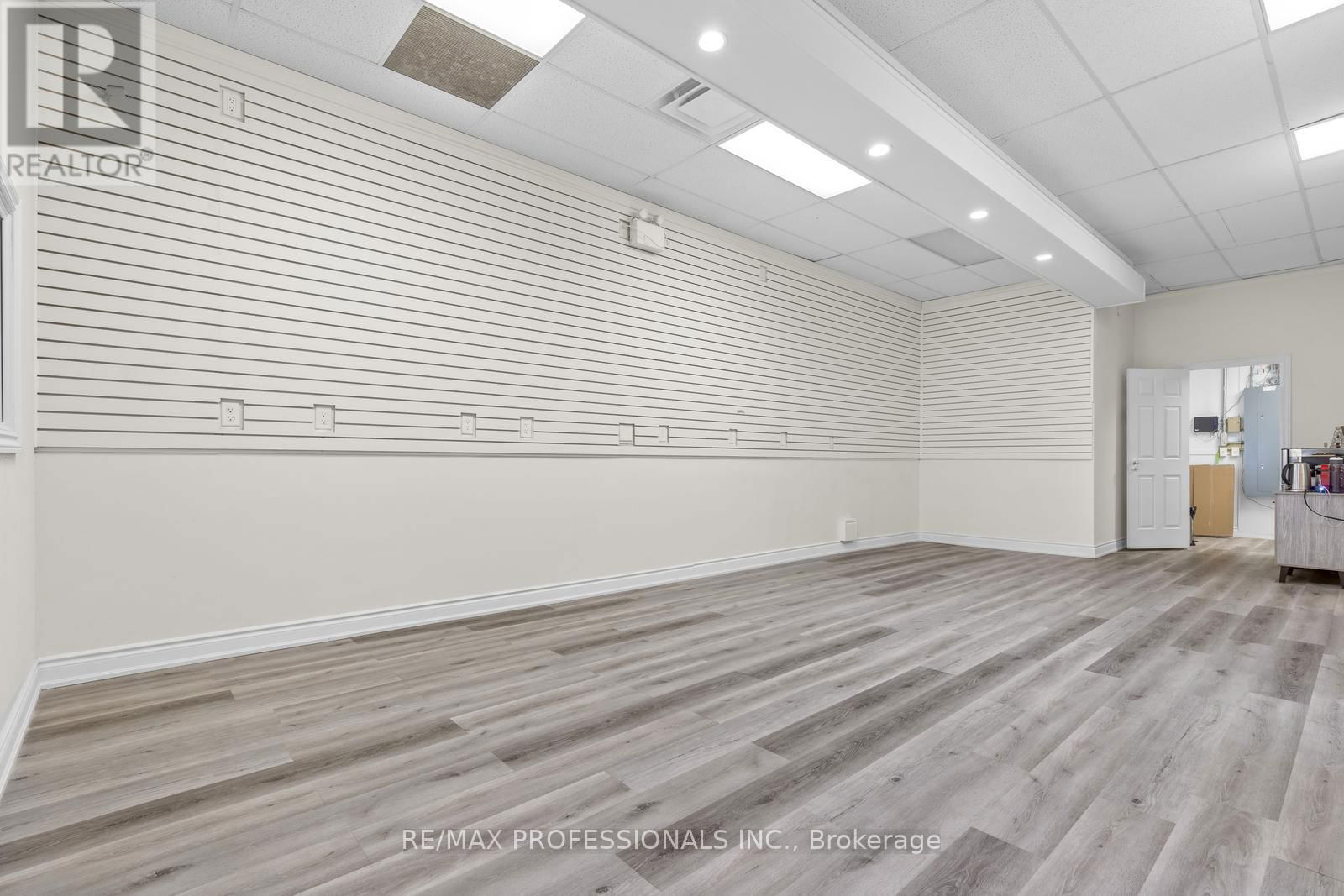 1 - 312 GRAYS ROAD Image 17