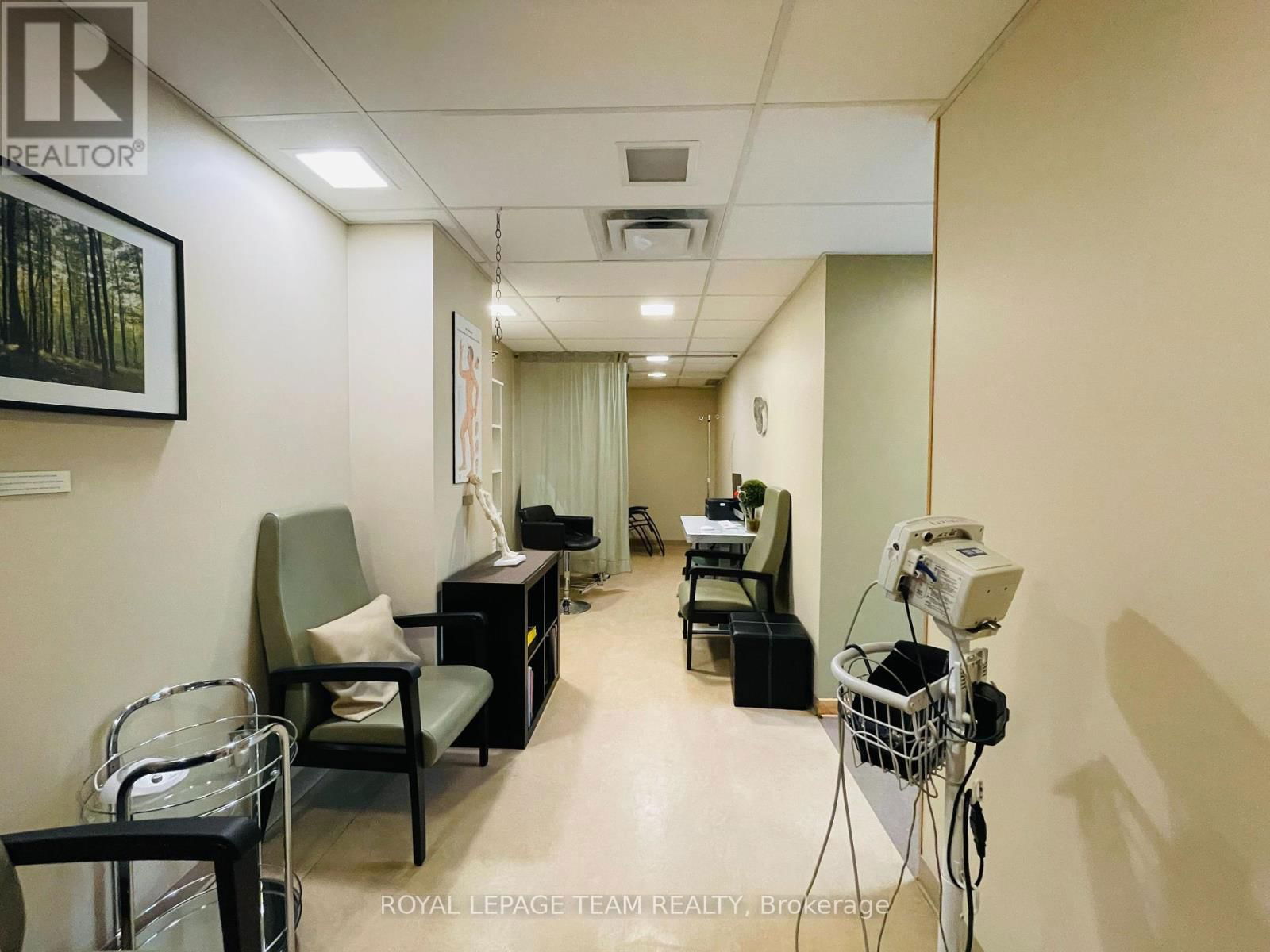 942 MERIVALE ROAD Image 13