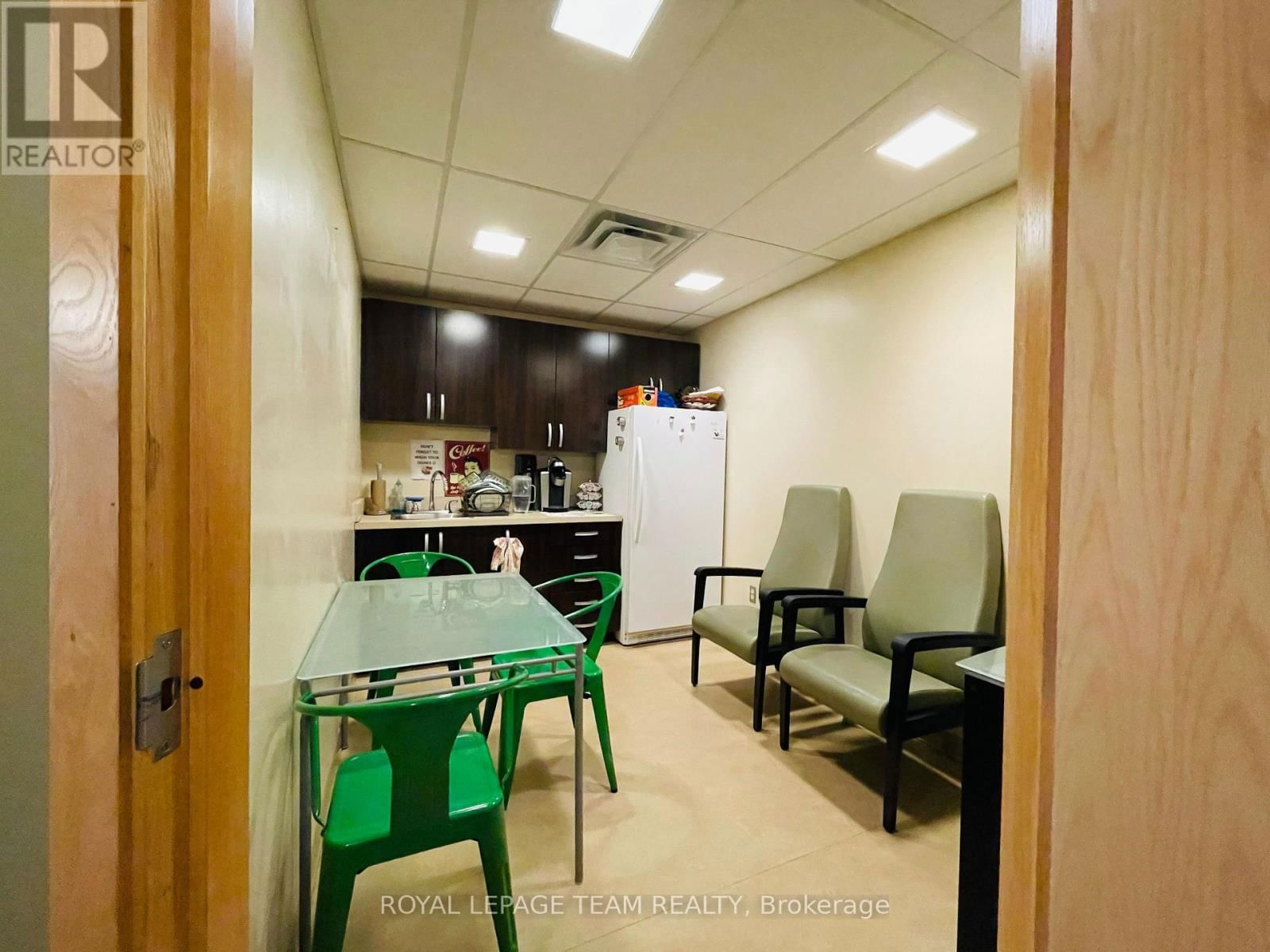 942 MERIVALE ROAD Image 14