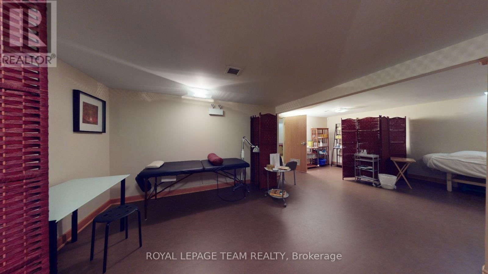 942 MERIVALE ROAD Image 16