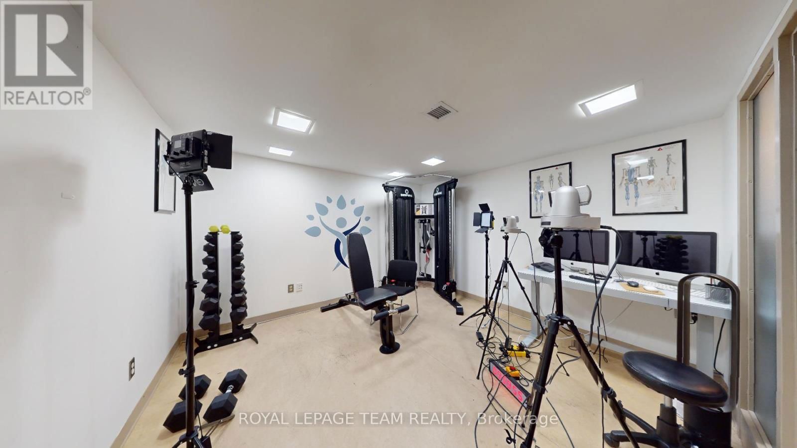 942 MERIVALE ROAD Image 17
