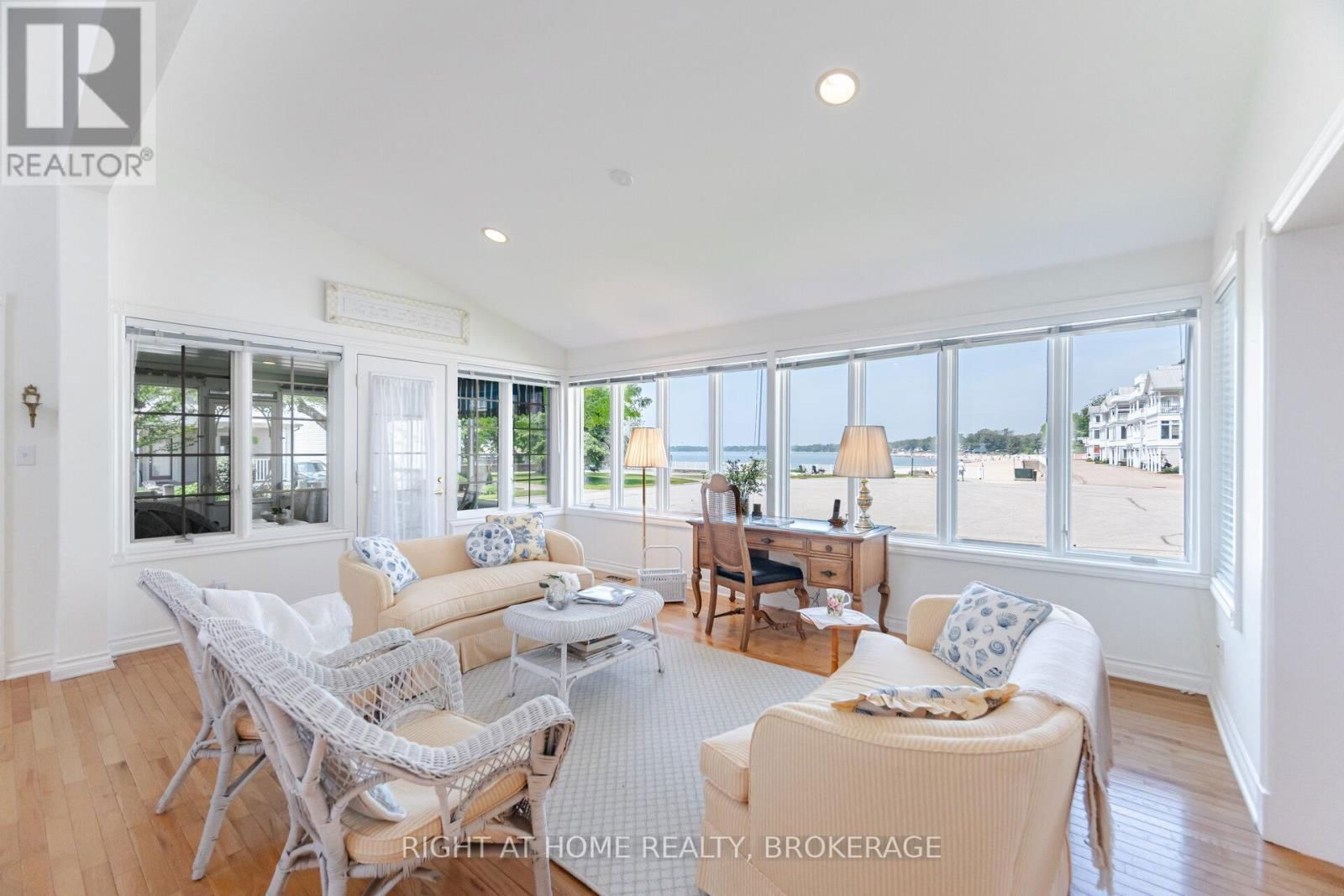 38 PROMENADE WAY Image 16