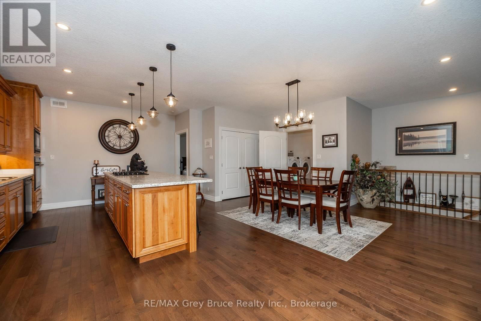 350293 A CORNERS Image 10