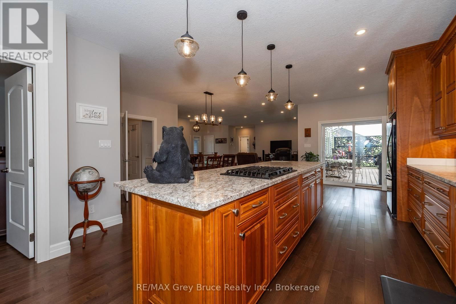 350293 A CORNERS Image 11