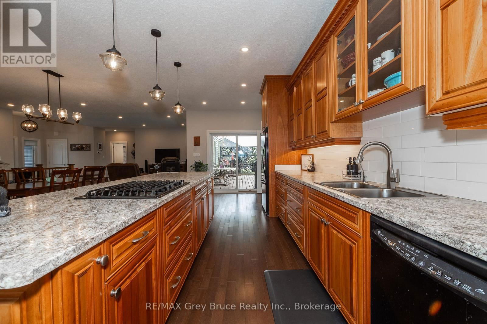 350293 A CORNERS Image 12