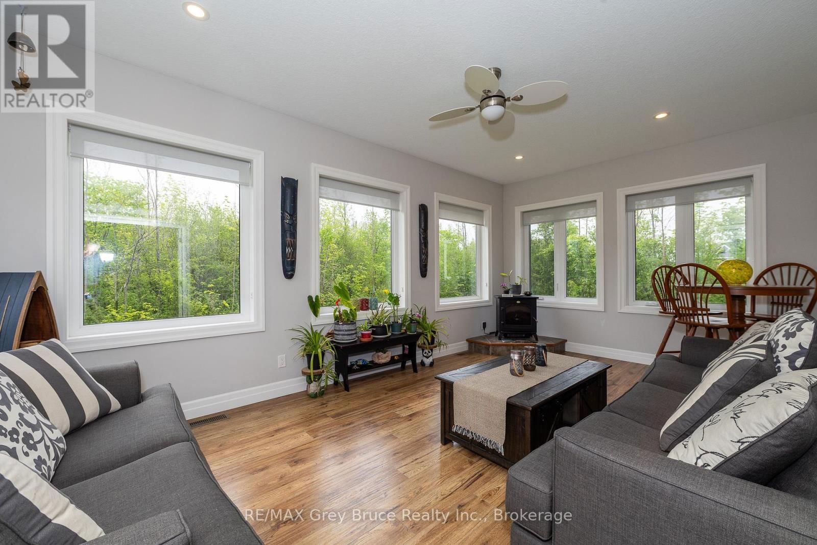 350293 A CORNERS Image 13