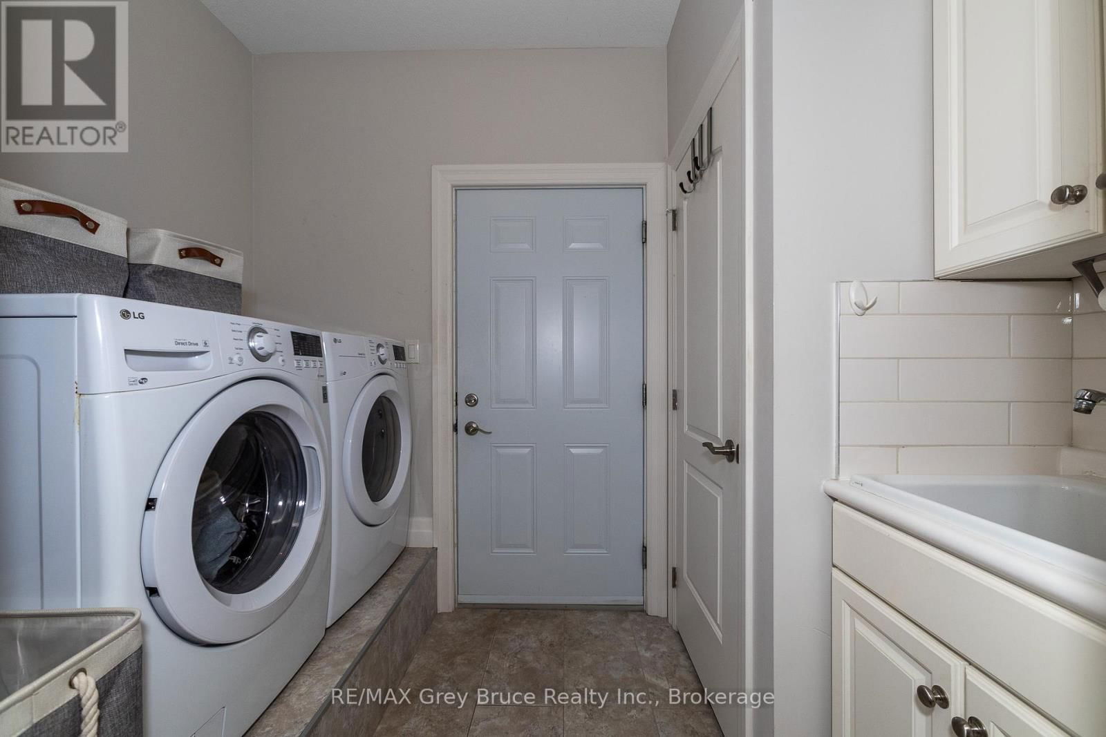 350293 A CORNERS Image 14