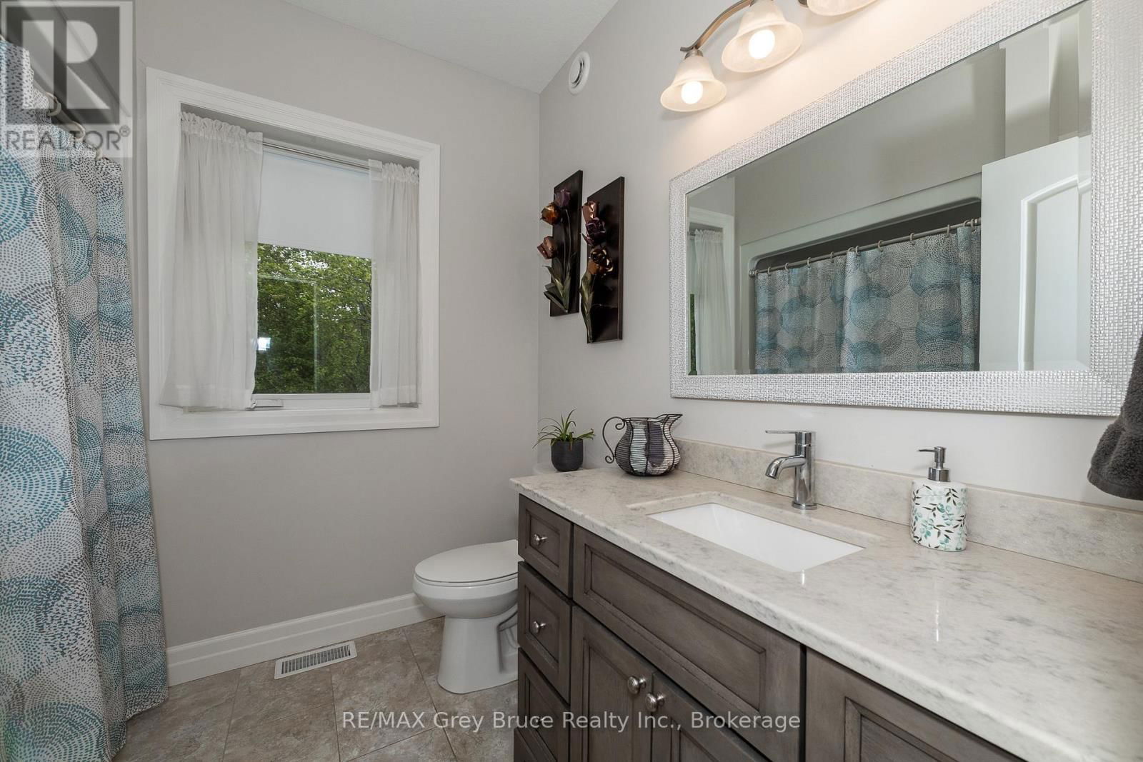 350293 A CORNERS Image 17
