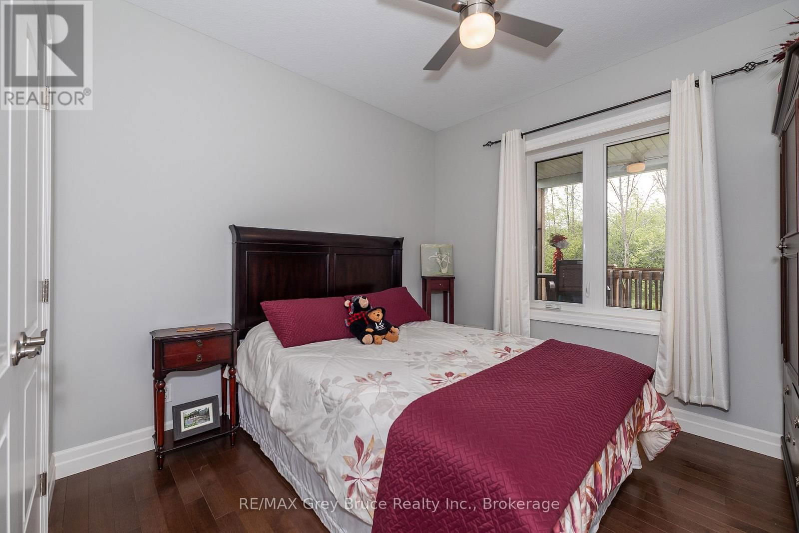350293 A CORNERS Image 18