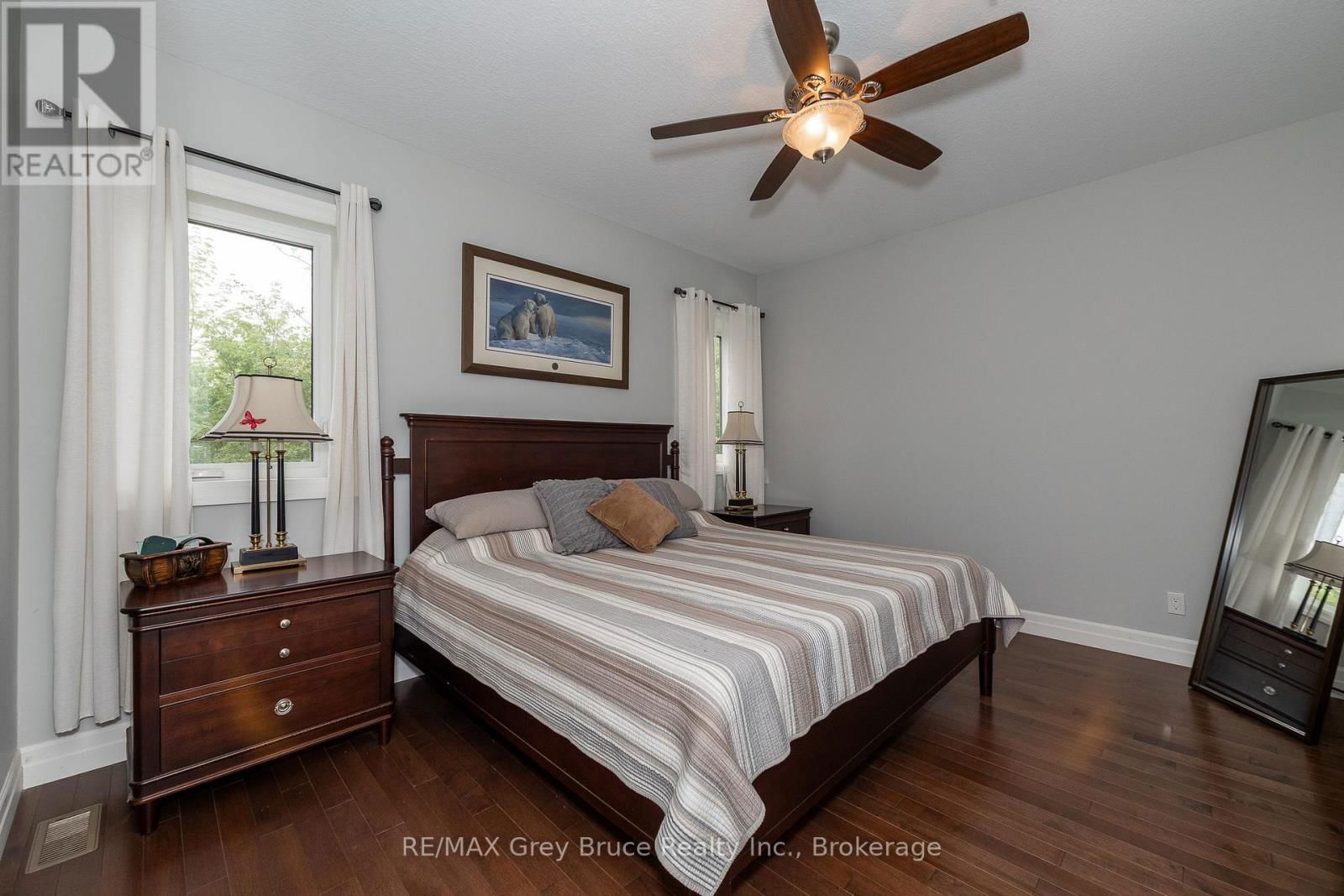 350293 A CORNERS Image 19