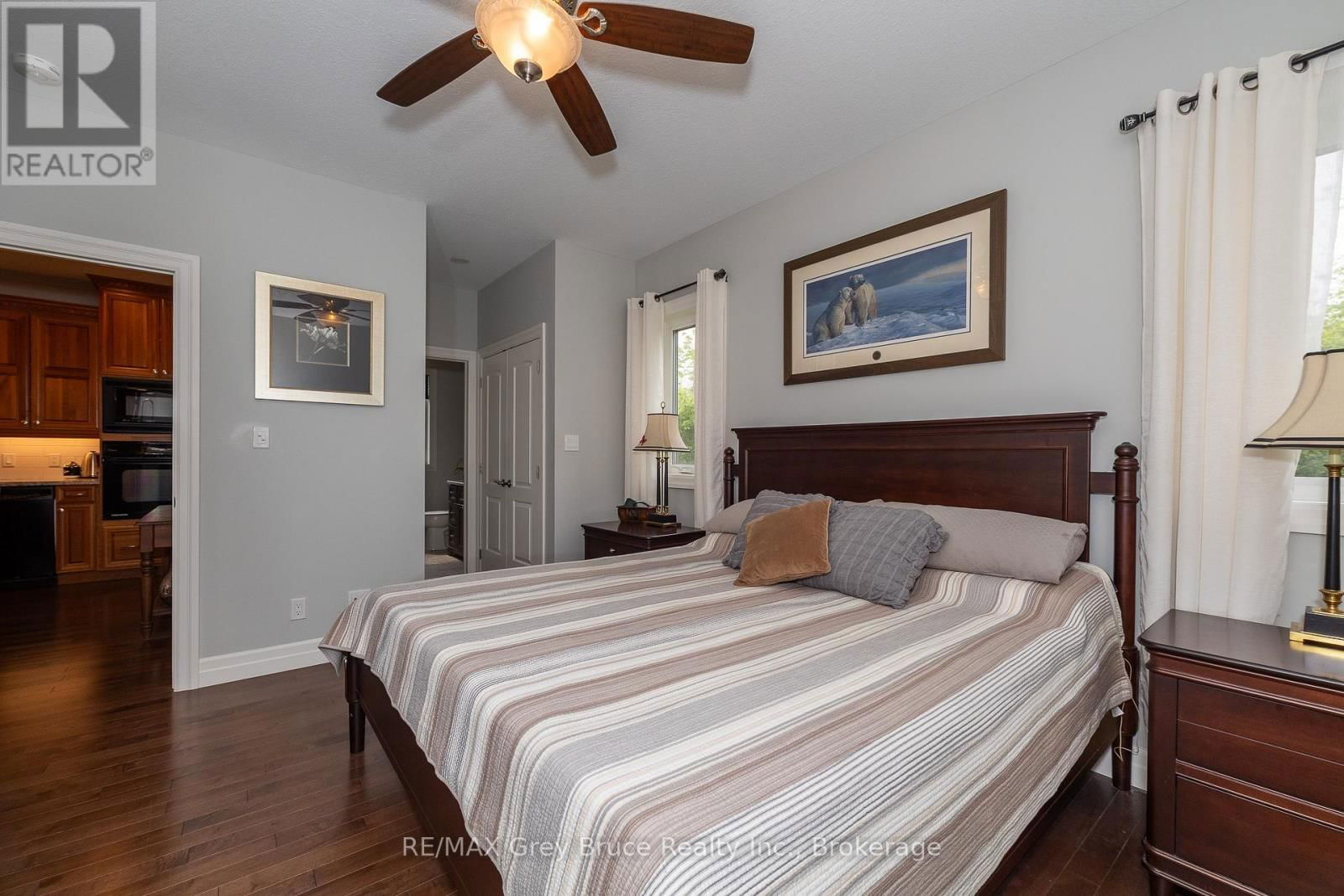 350293 A CORNERS Image 20