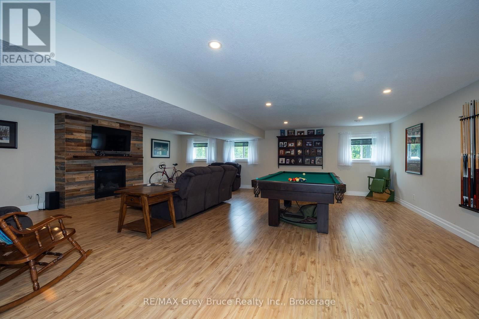 350293 A CORNERS Image 26