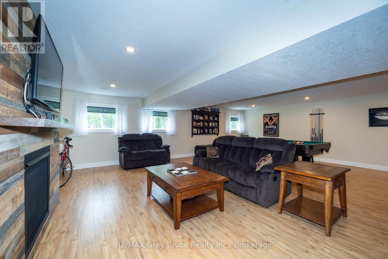 350293 A CORNERS Image 27