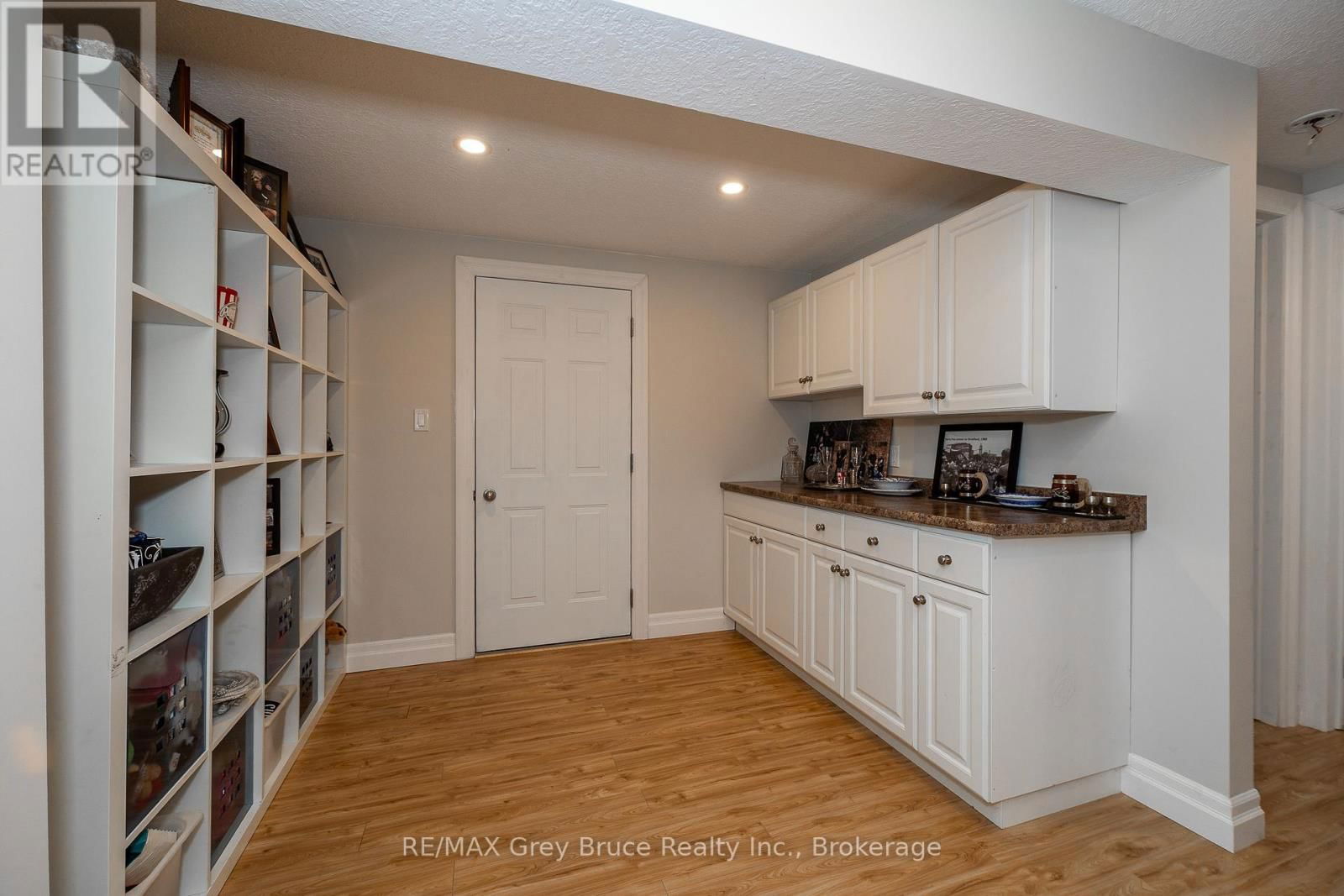 350293 A CORNERS Image 28