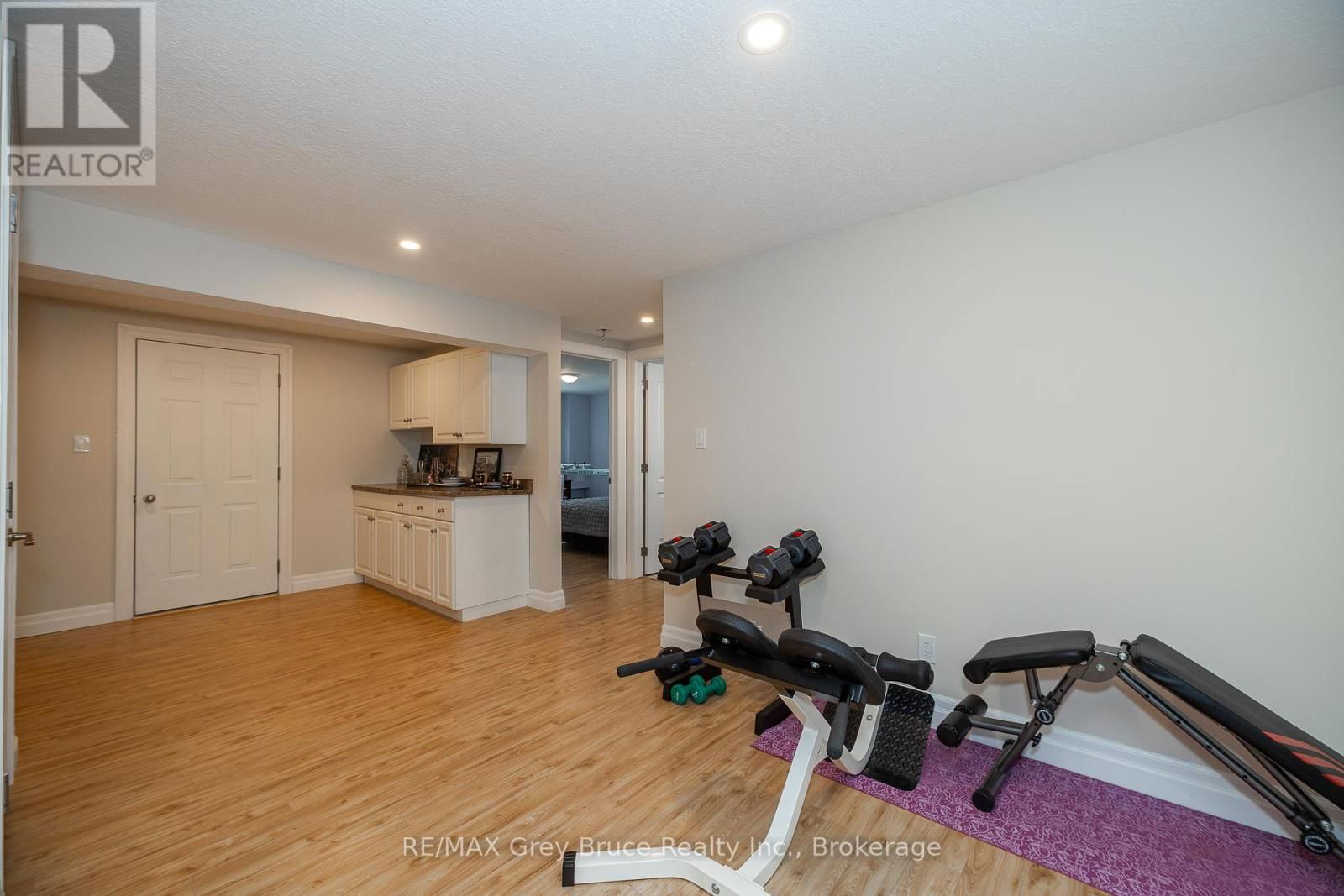 350293 A CORNERS Image 29