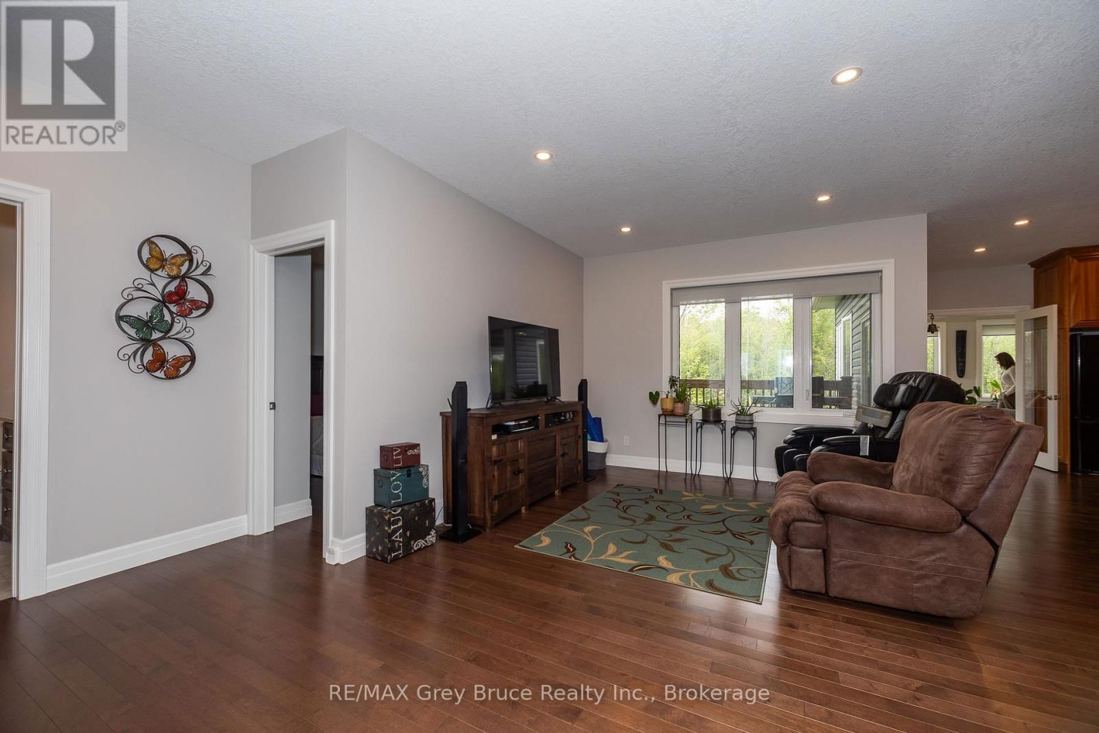 350293 A CORNERS Image 6