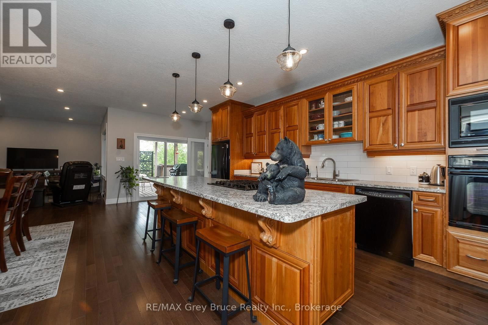 350293 A CORNERS Image 8