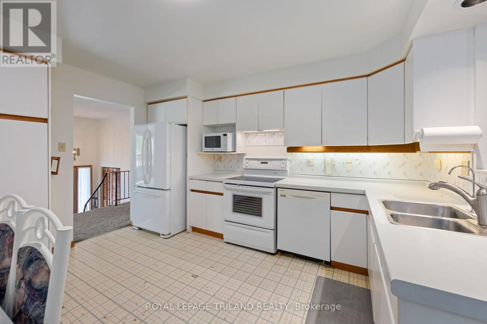 116 CHARLES STREET WEST Image 12