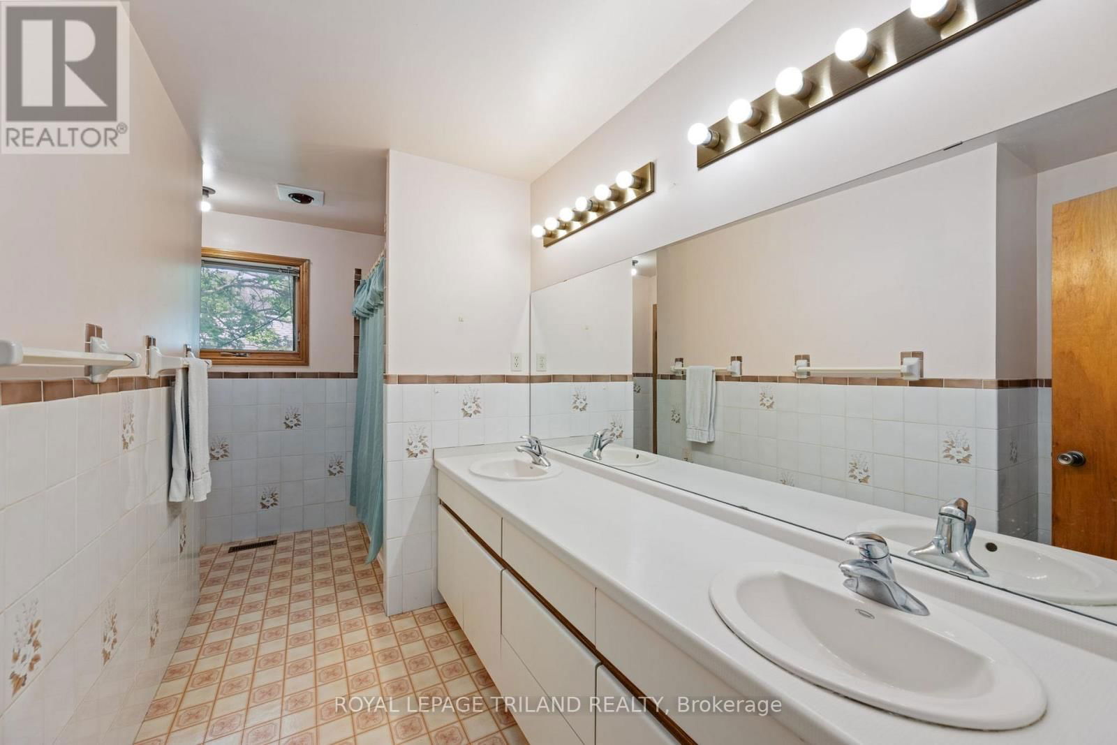 116 CHARLES STREET WEST Image 14