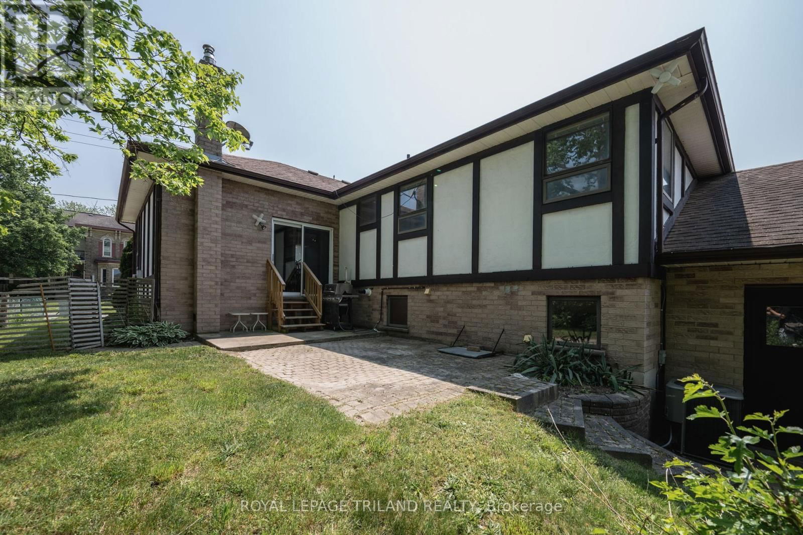 116 CHARLES STREET WEST Image 31
