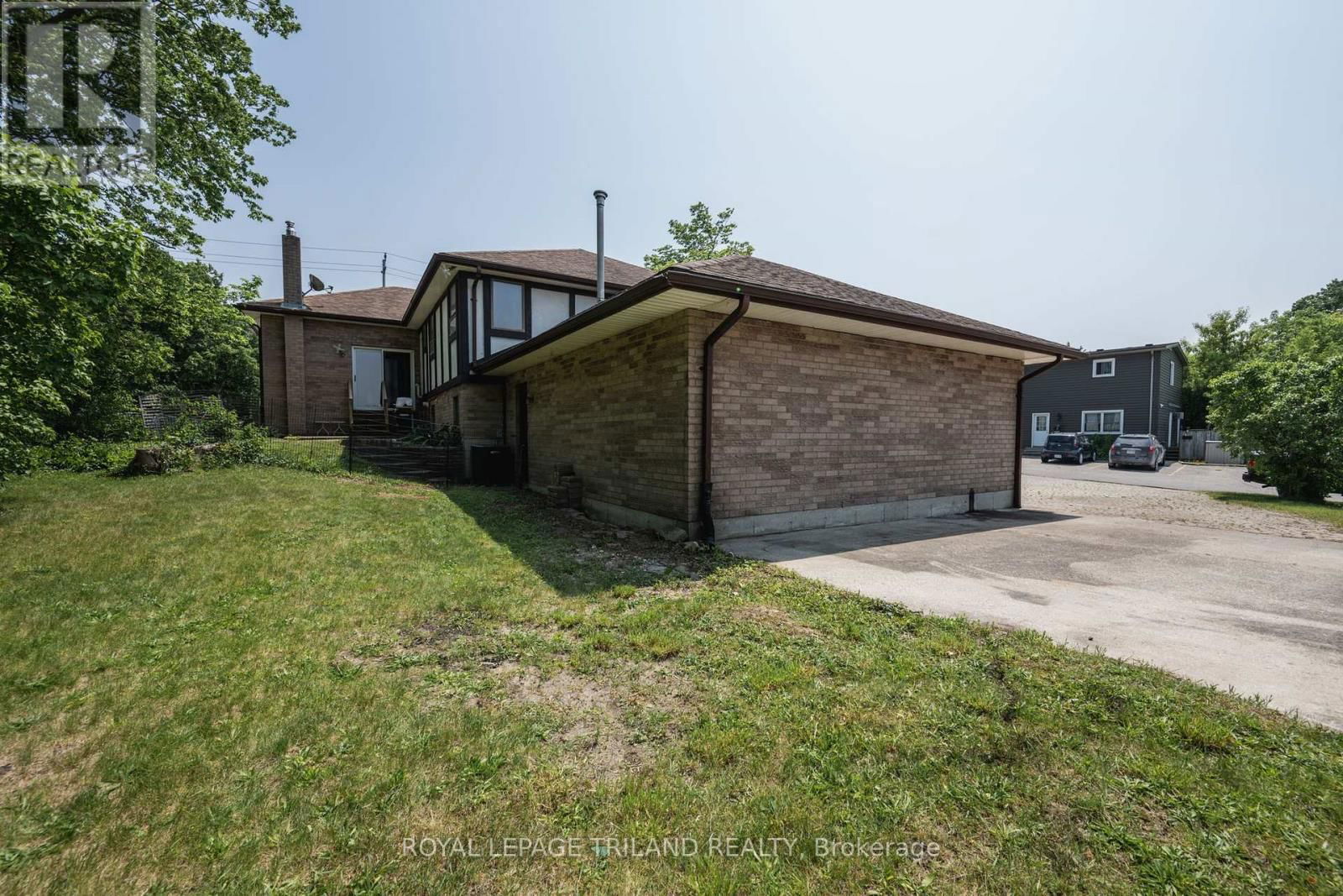 116 CHARLES STREET WEST Image 33